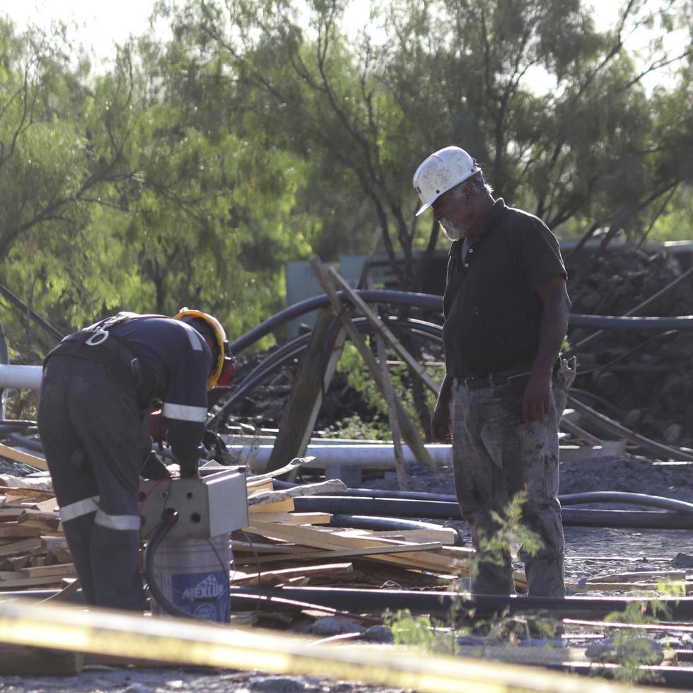 Voluntarios ayudan en el rescate de 10 mineros atrapados en una mina de carbón colapsada e inundada en Sabinas, estado de Coahuila, México.