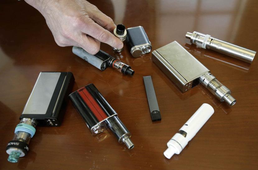 Equipos para fumar cigarrillos electrónicos. (AP)