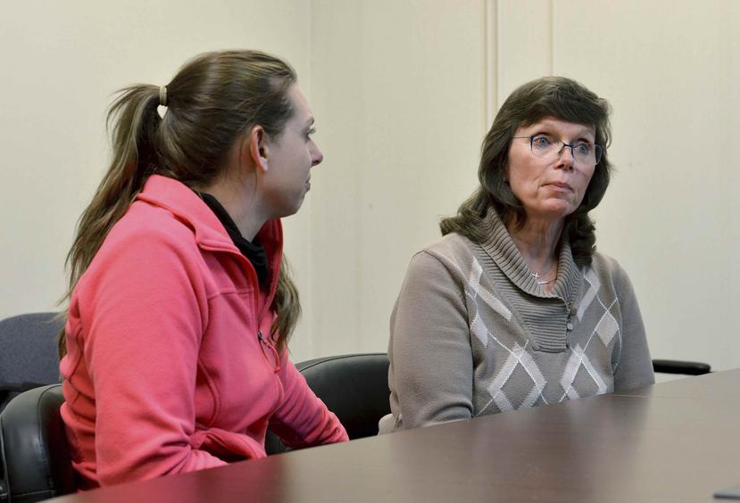 Sherry Weddle, derecha, habla sobre la detención de su hijo Cody en Venezuela. Le acompaña su hija Kelsey McMahan. (The Associated Press)