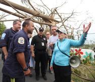 La alcaldesa de San Juan, Carmen Yulín Cruz, visitó el sector Santa Teresita junto a personal de FEMA tras el paso del huracán María. (GFR Media)