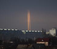 Tres cohetes rusos lanzados contra Ucrania desde la región rusa de Belgorod, al amanecer del jueves 9 de marzo de 2023, en Járkiv, Ucrania. (AP Foto/Vadim Belikov)