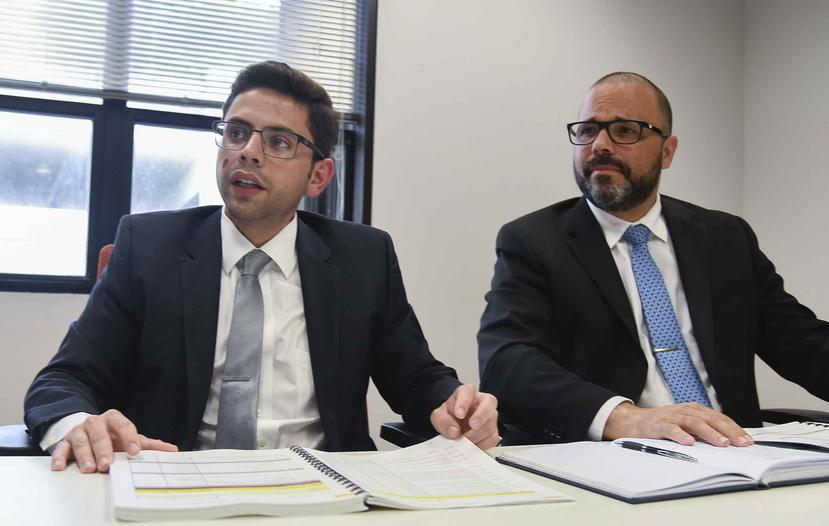En la foto, a la derecha, el jefe del DDEC, Manuel Laboy, y el secretario de Hacienda, Francisco Parés Alicea.