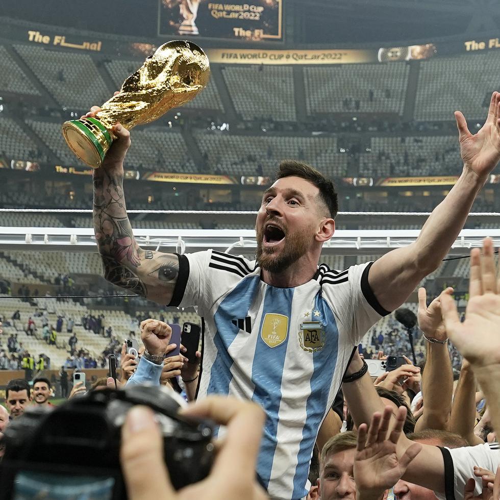 El capitán argentino Lionel Messi celebran con el trofeo de campeón tras la victoria ante Francia en la final del Mundial de Catar 2023.