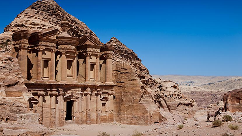 Petra, llamada la “Ciudad Rosa” por las rocas rosadas del área, con ruinas arqueológicas que son testigos de la gran metrópolis que fue en la antigüedad.