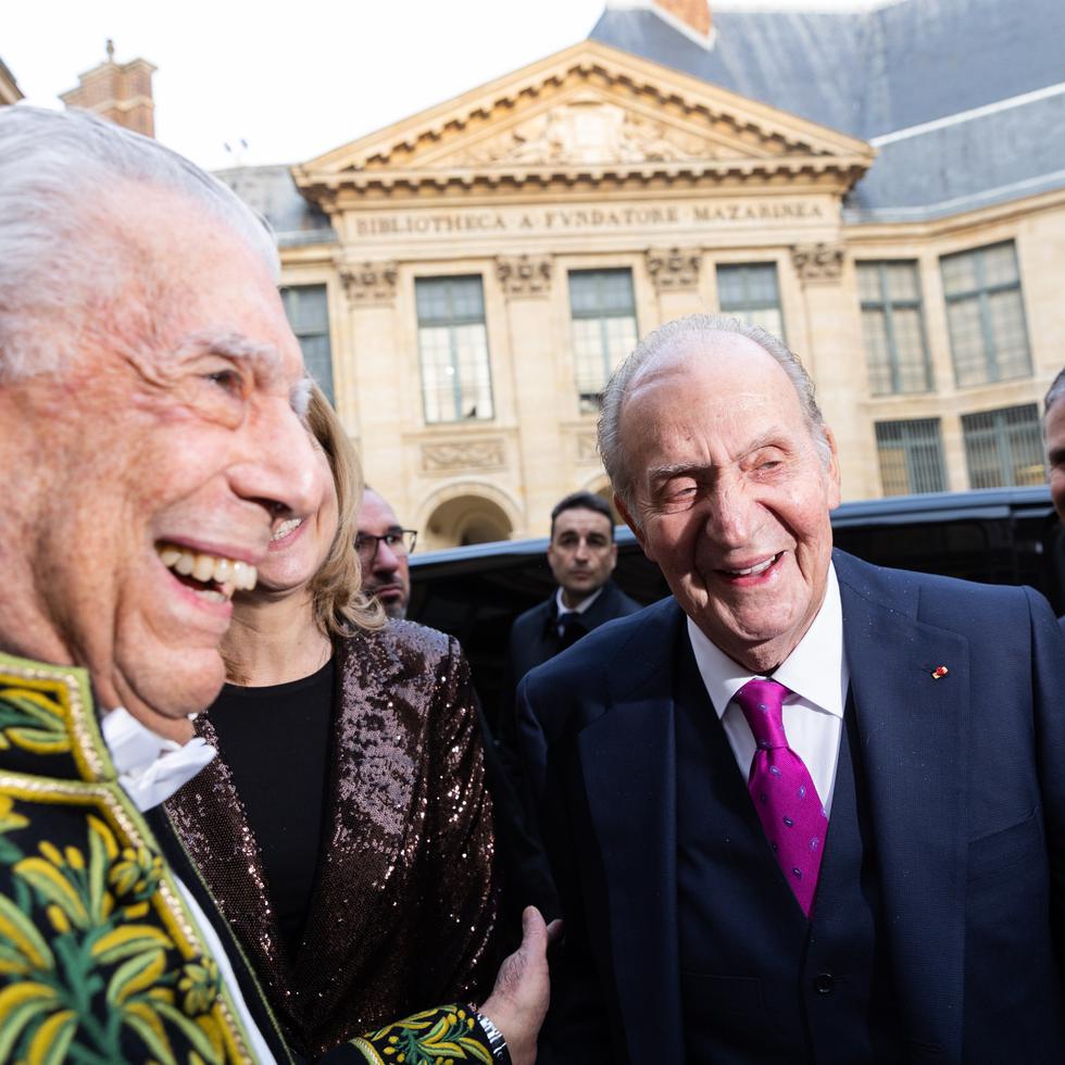 El escritor hispano-peruano Mario Vargas Llosa y el rey emérito Juan Carlos I, este jueves en París.