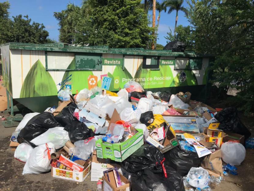 La foto, tomada hoy, domingo, muestra el estado en que se encontraba el contenedor de reciclaje ubicado en el Parque Central. (Suministrada)