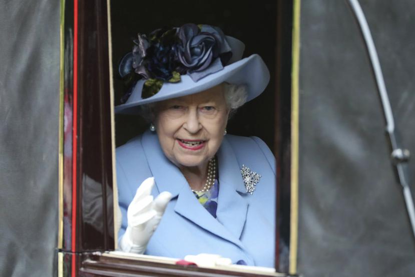 La reina hubiera preferido que la pareja permaneciera en su rol de miembros "seniors" de la familia real a tiempo completo. (AP)