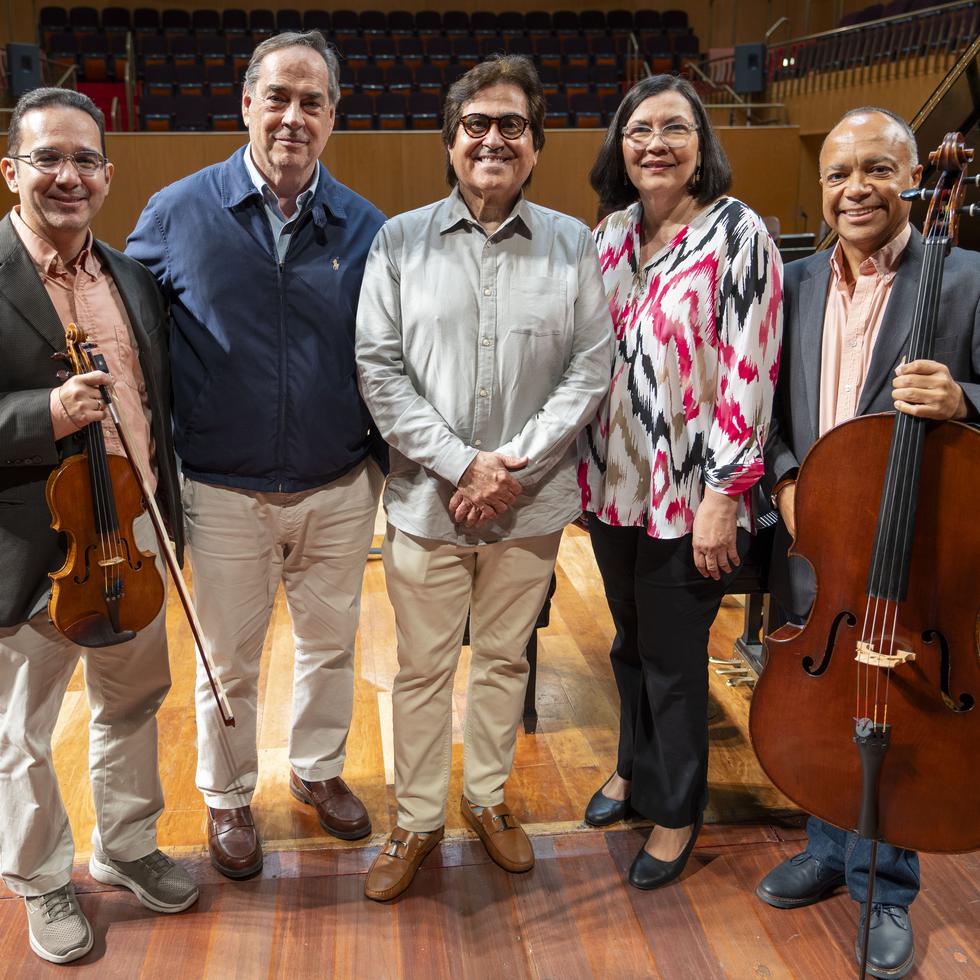 De izquierda a derecha: Francisco Cabán, Maximiano Valdés, Raymond Torres, Diana Figueroa y Luis Miguel Rojas.