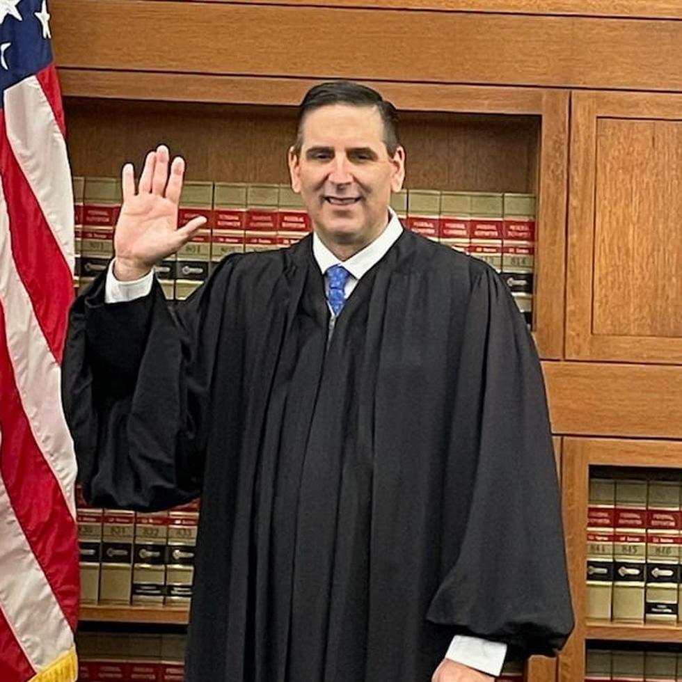 El puertorriqueño Gustavo Gelpí levanta su mano derecha durante la juramentación como juez del Tribunal de Apelaciones del Primer Circuito de Boston.