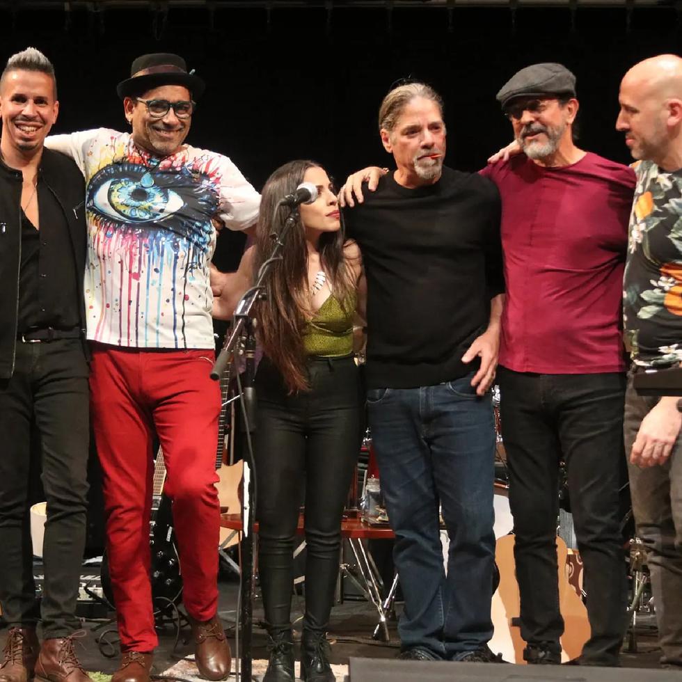 De izquierda a derecha los integrantes de La Banda Acústica Rodante: Walter Morciglio, Mikie Rivera, Nore Feliciano, Tito Auger, Rucco Gandía y Nitayno Arayoán. (FOUR TWO PHOTOGRAPHY)
