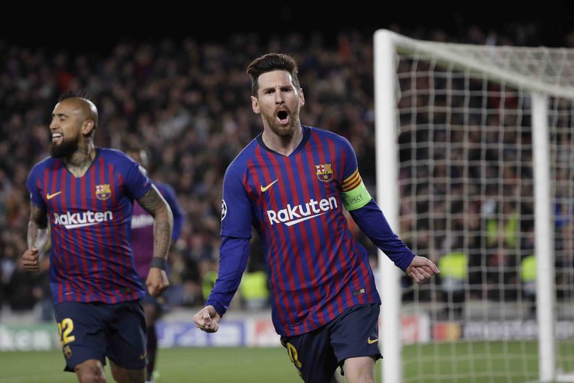 Lionel Messi, del Barcelona, festeja tras conseguir el tercer gol de su equipo en la vuelta de los octavos de final de la liga de Campeones ante Lyon. (AP)