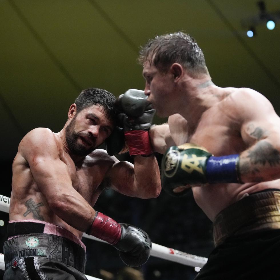 El mexicano Saúl "Canelo" Álvarez enfrenta al británico John Ryder en un combate por el título de los supermedianos, el sábado 6 de mayo de 2023, en Guadalajara (AP Foto/Moisés Castillo)