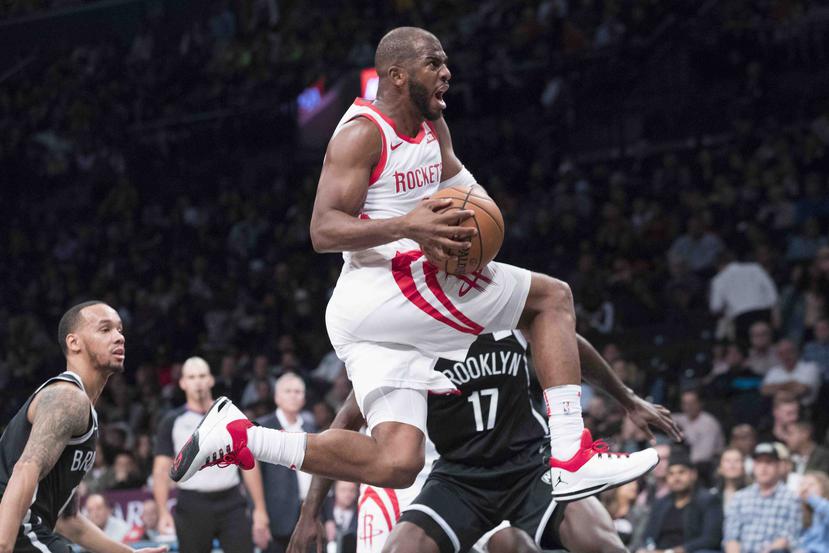 Chris Paul de los Rockets de Houston se eleva a la canasta durante el partido ante los Nets de Brooklyn. (AP)