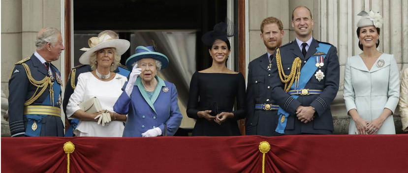 Desde la izquierda, el príncipe Charles y la duquesa Camila, la reina Isabel, los duques de Sussex, el príncipe Harry y Meghan, y los duques de Cambridge, el príncipe Harry y Kate. (AP)