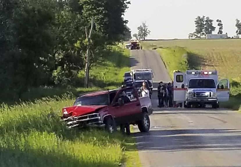 Una camioneta dañada está junto a un camino luego de chocar contra un carro tirado por un caballo 7 de junio de 2019, en California Township, Michigan. (Don Reid/The Daily Reporter vía AP)