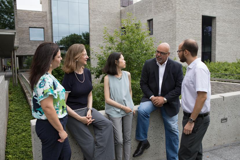 El profesor Cecilio Ortiz García, segundo de derecha a izquierda, ha sido uno de los investigadores boricuas invitados a un programa de verano en la Universidad de Princeton. (Danielle Alio / Princeton University / Office of Communications)