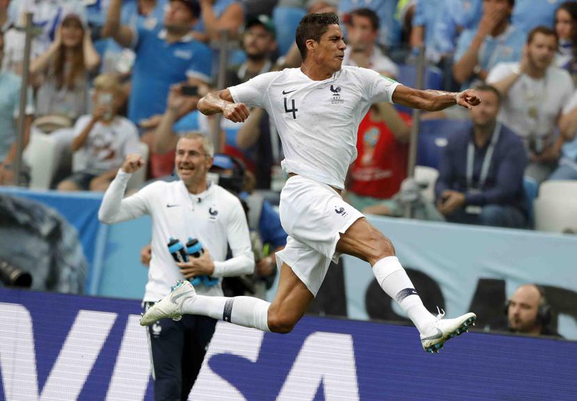 Raphael Varane, de la selección de FRancia, salta para festejar su gol ante Uruguay en un encuentro de cuartos de final. (AP)