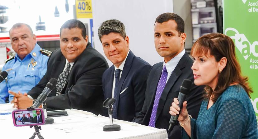 Desde la izquierda: José Hernández Peña, de la Policía; Kenneth Rivera, de la Cámara de Comercio; Iván Baez, de ACDET; Michael Pierluisi, de DACO, y Glorimar Andújar, del Departamento de la Familia. (Suministrada)
