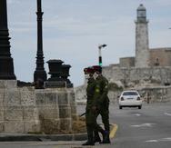 Soldados patrullan a lo largo del malecón en La Habana, Cuba.