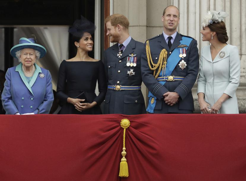 La duquesa de Sussex, en la foto, junto al príncipe Harry y la familia real, dijo que tras su boda en el 2018, se sintió atrapada en la monarquía y llegó a tener pensamientos suicidas.