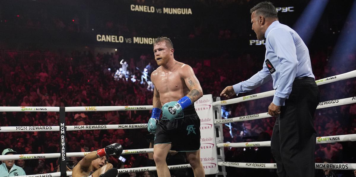 El mexicano Saúl "Canelo" Álvarez derriba a su compatriota Jaime Munguía en la pelea del sábado 4 de mayo de 2024, en Las Vegas
