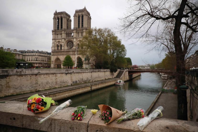 Detalle de las flores depositadas por turistas en el exterior de la catedral de Notre Dame, este martes en París. (EFE)