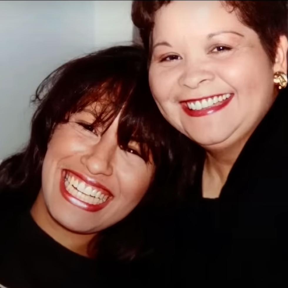 Selena Quintanilla, a la izquierda, fue asesinada en 1995 por Yolanda Saldívar, a la derecha, quien fue la presidenta del "fan club" de la cantante.