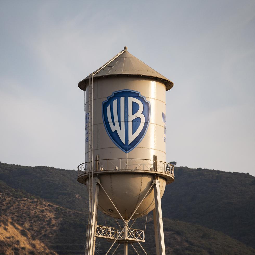 Vista del logotipo de Warner Bros., propiedad de WarnerMedia, en Burbank, California, en una fotografía de archivo. EFE/Etienne Laurent
