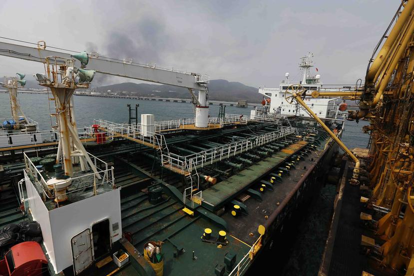 El buque petrolero de bandera iraní, Fortune, atracó el lunes en la refinería El Palito en Venezuela. (AP / Ernesto Vargas)