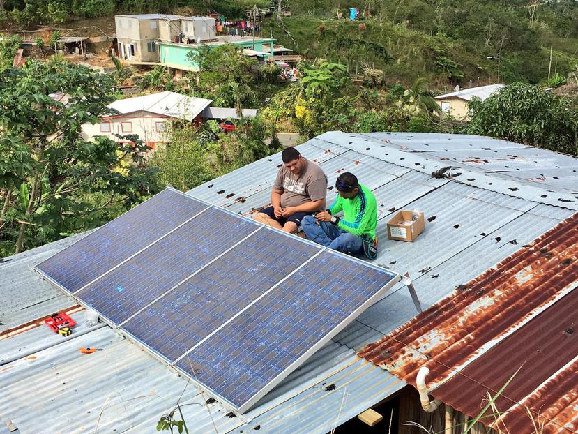Diez familias se beneficiaron de los sistemas fotovoltaicos que instaló Casa Pueblo en los techos de sus viviendas con la ayuda de varias fundaciones. (Suministrada)
