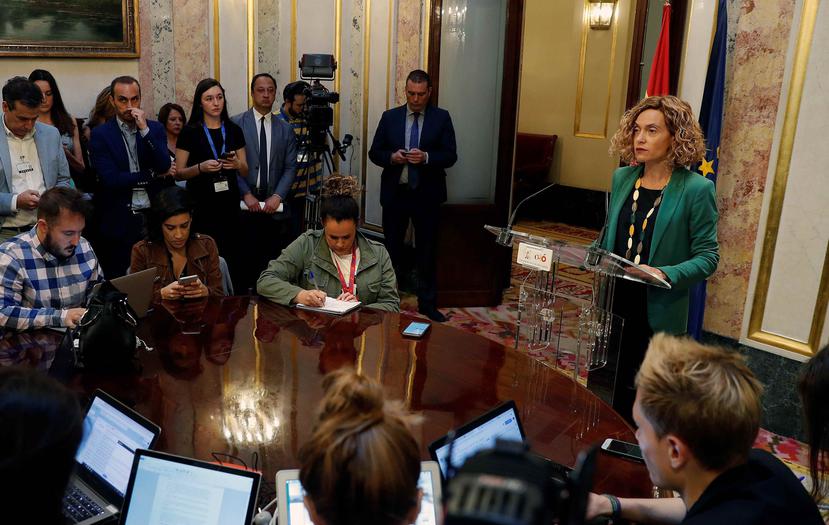 La presidenta de la Mesa del Congreso, Meritxell Batet (d), anuncia a los medios de prensa la suspensión de los cuatro diputados catalanes en prisión preventiva. (EFE)