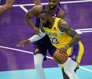 LeBron James, de los Lakers de Los Ángeles, busca la ofensiva ante los Suns de Phoenix.
