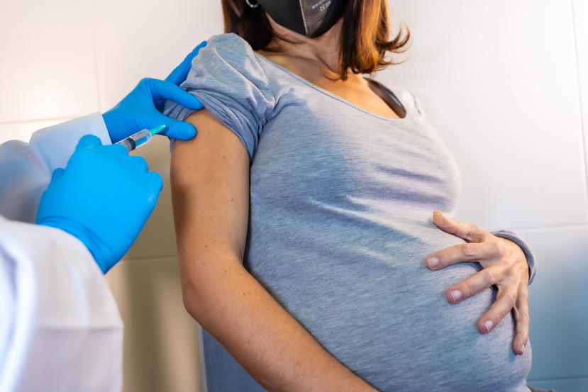 Una mujer embarazada recibe una vacuna.