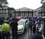 Policías y transeúntes están frente al Museo Británico en Londres, donde la policía detuvo a un hombre por apuñalar a otro el martes 8 de agosto de 2023. El museo fue evacuado momentáneamente.