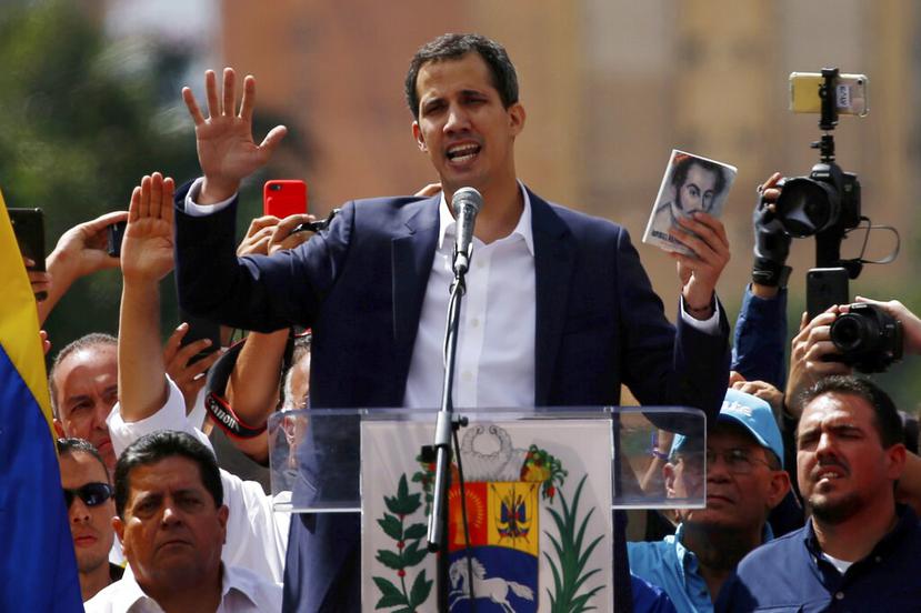 Juan Guaidó, presidente del congreso venezolano controlado por la oposición, se declara presidente interino de Venezuela. (AP / Fernando Llano)
