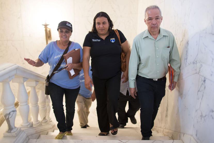 Los líderes magisteriales Eva Ayala Reyes, Mercedes Martínez y Emilio Nieves a su llegada a La Fortaleza.