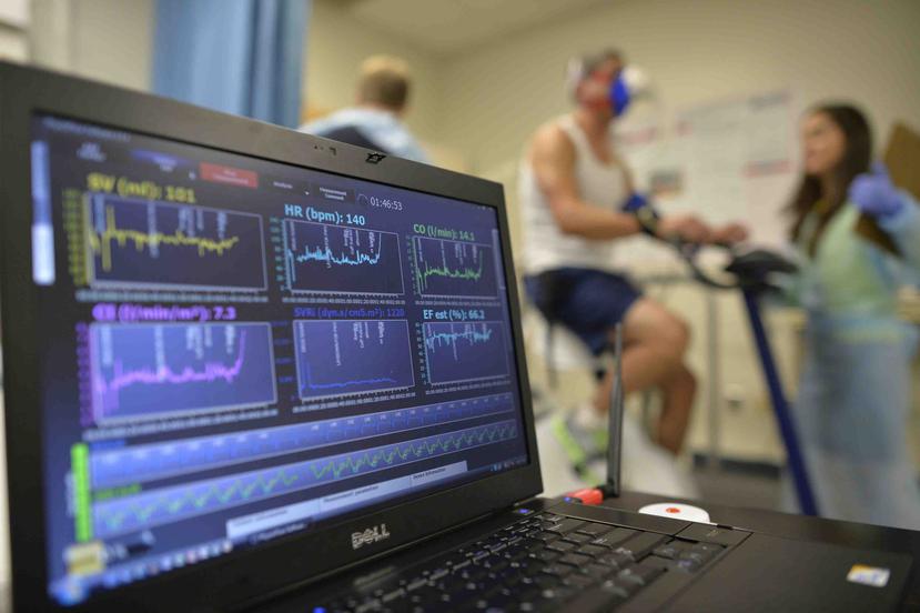 Una laptop que monitorea la función cardiaca de un paciente mientras toma una prueba de esfuerzo sobre una bicicleta estacionaria en Augusta, Georgia. (GFR Media)