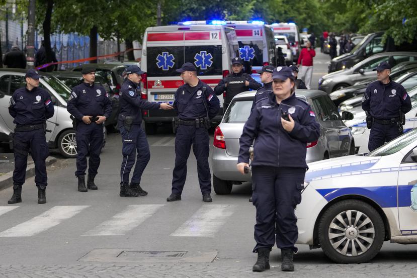 Policías cortan las calles en torno a la escuela Vladislav Ribnikar en Belgrado, Serbia, el miércoles 3 de mayo de 2023.
