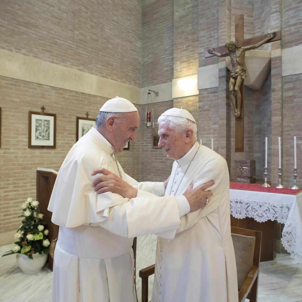 El papa Francisco (izquierda) y el papa emérito Benedicto XVI (derecha).
