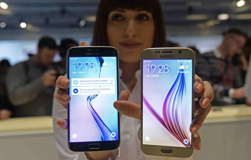 El Galaxy S6 (izquierda) y el S6 Edge fueron presentandos en el Congreso Mundial de Móviles en España.