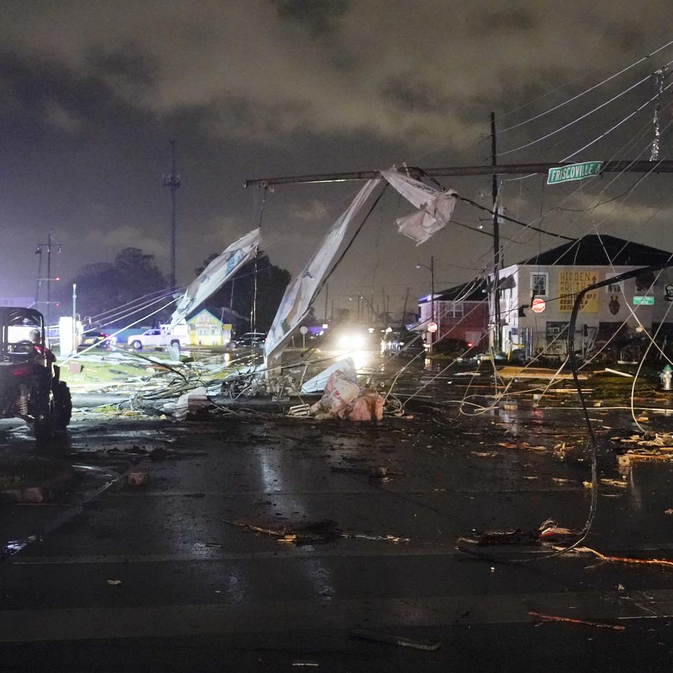 Escombros cubren las calles del 9no distrito, el martes 22 de marzo de 2022, en Nueva Orleans, tras el paso de una fuerte tormenta.