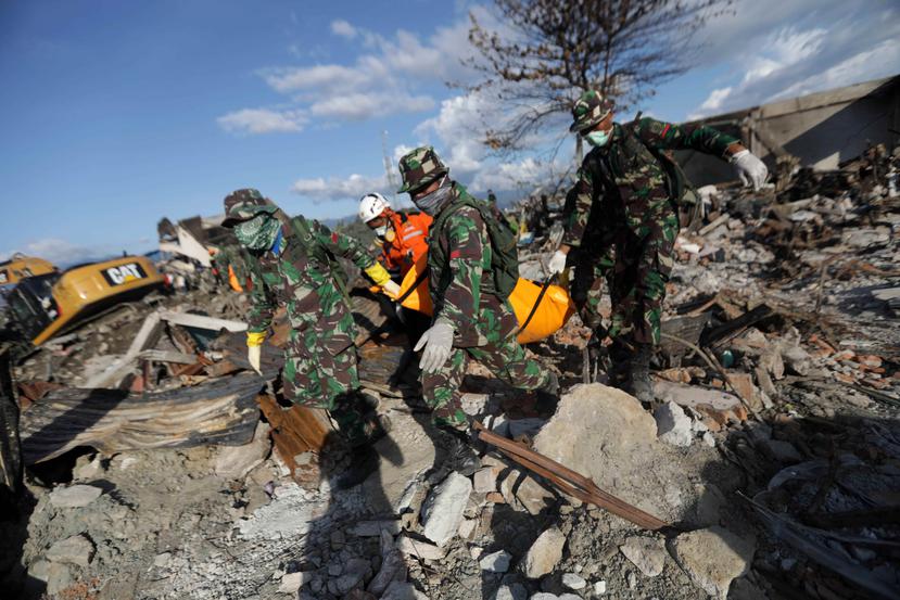 Los equipos de rescate trabajan en una zona de la isla de Célebes (Indonesia) arrasada por el terremoto. (EFE)