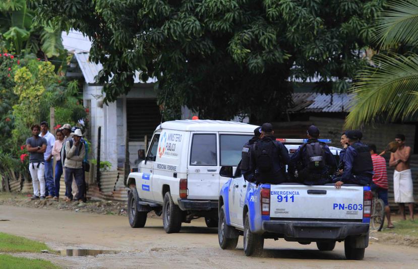 Policías hondureños escoltan el sábado 21 de diciembre de 2019 una camioneta del Ministerio Público que contiene cadáveres de reclusos asesinados el día anterior en una cárcel en Tela, Honduras. (AP/Delmer Martínez)