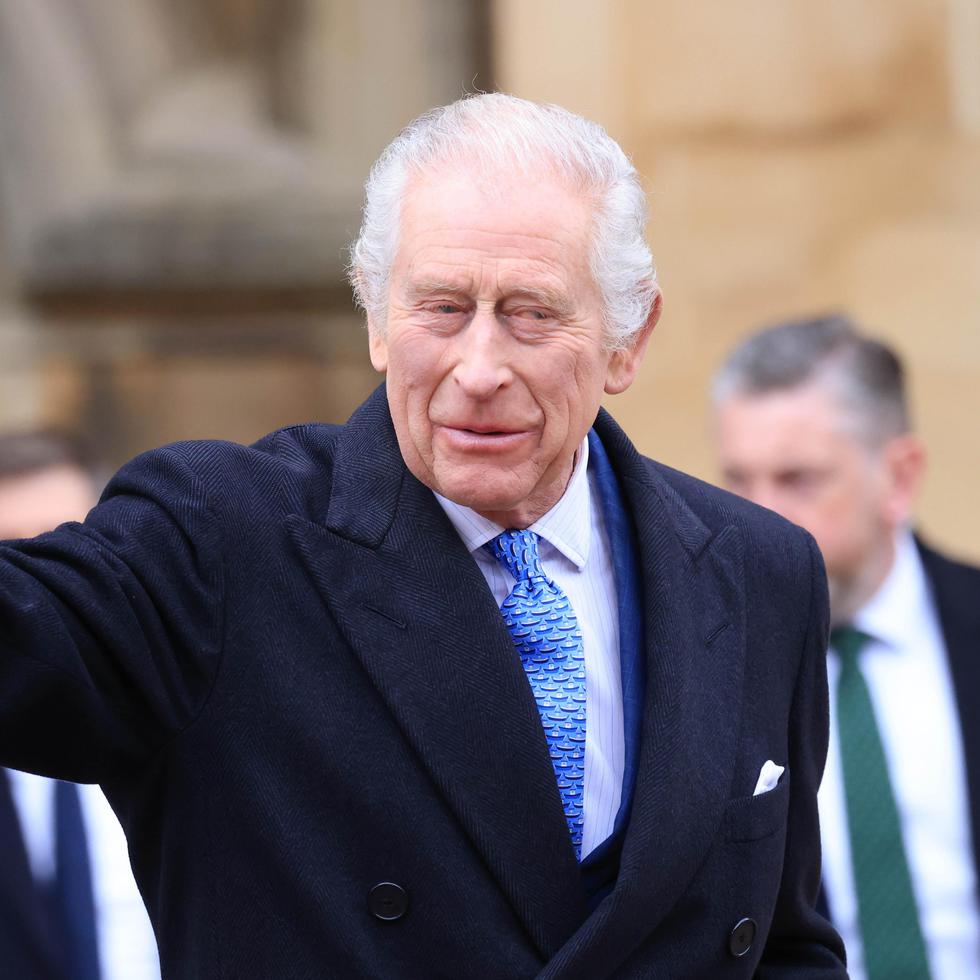 El rey Charles III saluda a la salida de la misa de Pascua. (Reino Unido) EFE/EPA/NEIL HALL