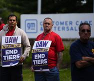 El presidente del sindicato United Auto Workers, Shawn Fain, dijo el viernes que, aunque los fabricantes de automóviles de Detroit han aumentado sus ofertas salariales y de prestaciones, cree que el sindicato puede ganar más si aguanta más tiempo las negociaciones contractuales.