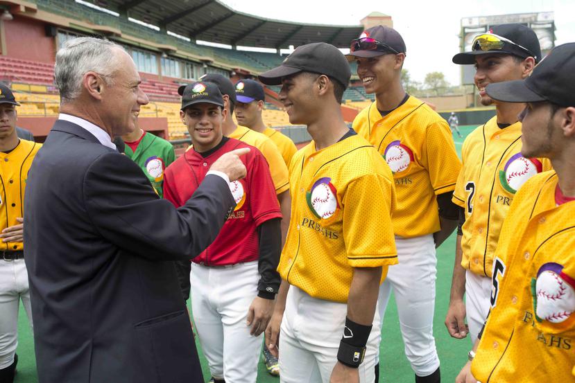 Rob Manfred compartió con jóvenes que pertenecen a los programas auspiciados por MLB.