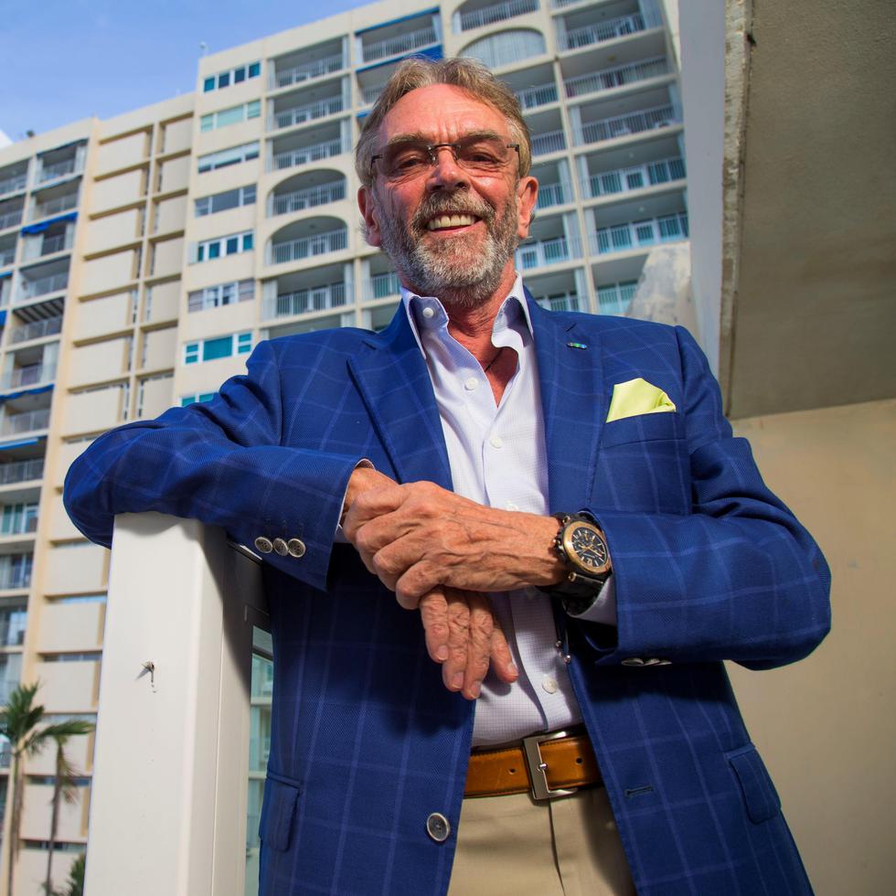 El inversionista británico, Keith St. Clair, quien reside en la isla hace tres años, posa ante el edificio en Isla Verde que ahora se llamará Mare. (GFR Media)