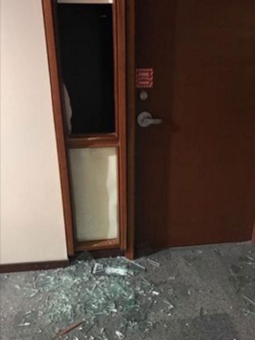 Pedazos de cristales quedaron esparcidos por el suelo luego de que vandalizaran la biblioteca de la Escuela de Derecho de la UPR. (Captura / Facebook)