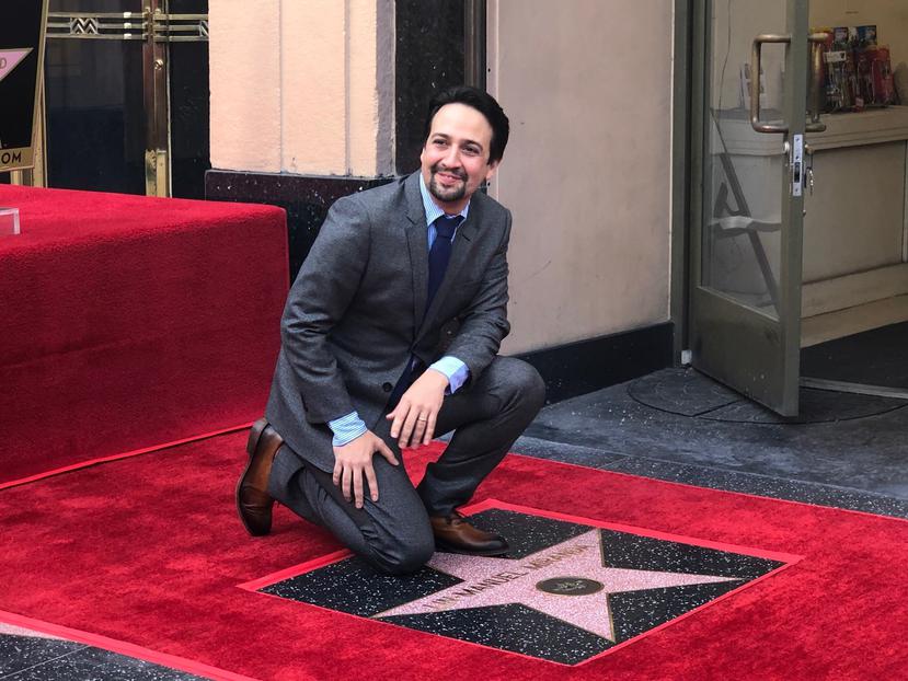Lin-Manuel Miranda posa junto a su estrella frente al Teatro Pantages, en Hollywood. (Ana Teresa Toro/ Especial para El Nuevo Día)