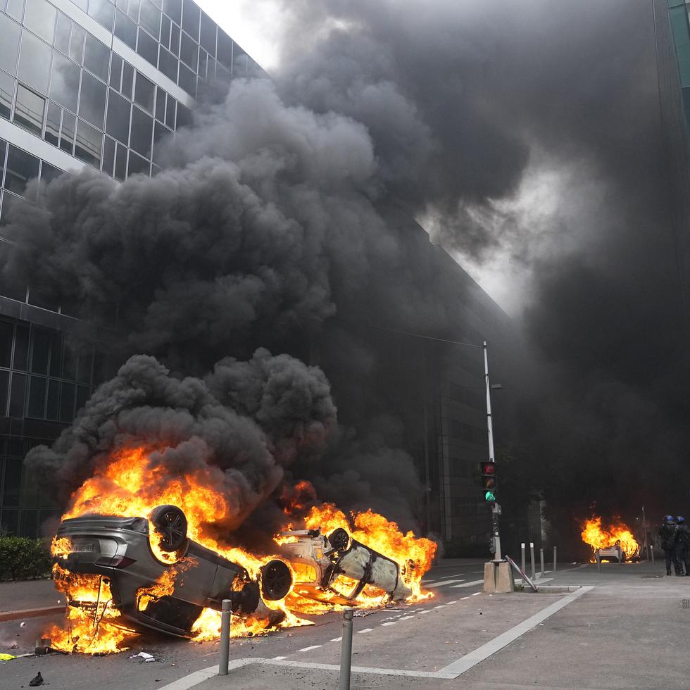 Vehículos envueltos en llamas después de una marcha por Nahel, el jueves 29 de junio de 2023, en Nanterre, a las afueras de París. (AP Foto/Michel Euler)
